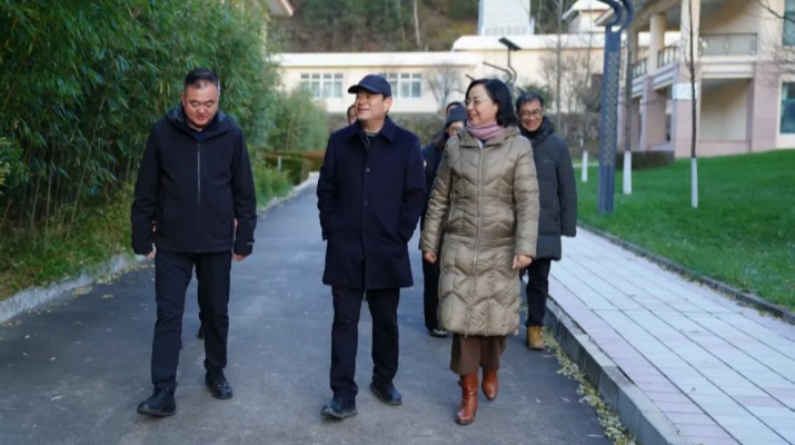 11月18日，甘肅文旅集團(tuán)黨委書記、董事長石培文帶隊(duì)赴天水和諧園如驛部落開展冬季運(yùn)營調(diào)研，集團(tuán)黨委副書記、總經(jīng)理馬文玫，副總經(jīng)理金世勝及總部相關(guān)部門負(fù)責(zé)人一同調(diào)研。石培文一行深入天水和諧園如驛部落住宿